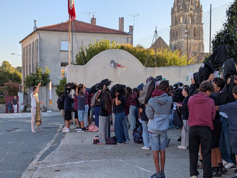 Bénédiction des cartables au collège avec le père Charles Bruet