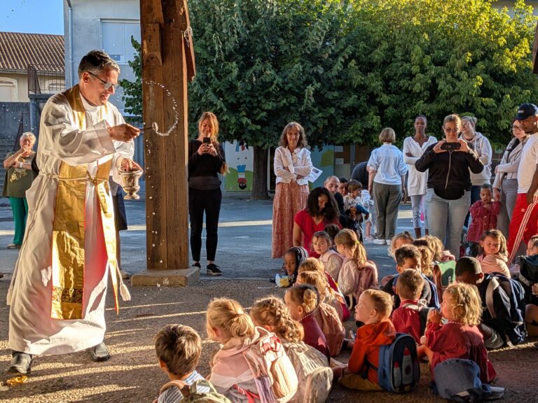 Bénédiction des cartables à l’école primaire avec le père Jean Maurel