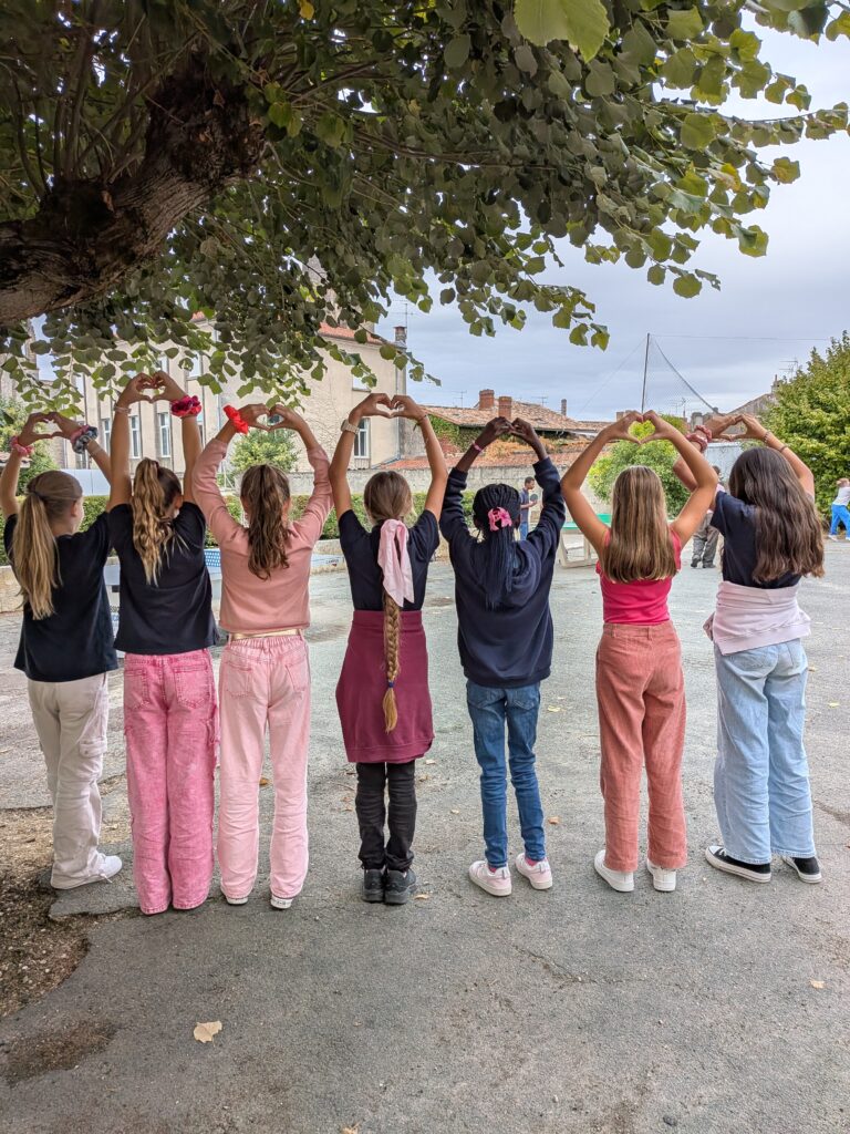 Une classe en rose, mains en cœur
