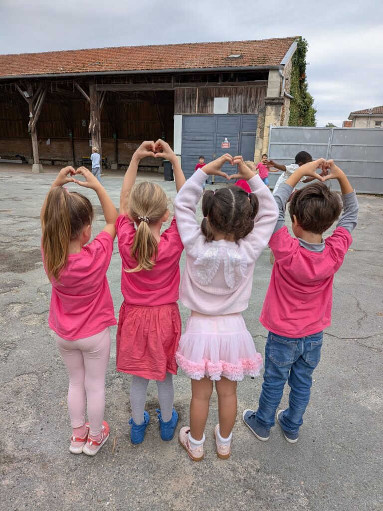 Élèves de maternelle en rose