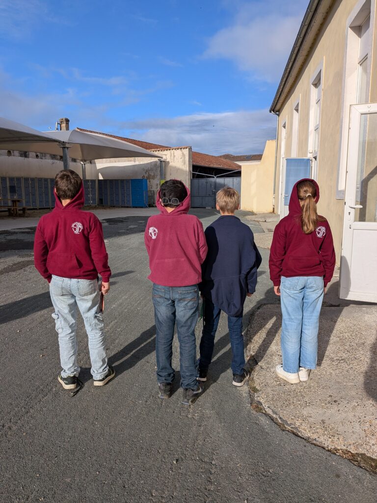 Journée à l’envers : des élèves aux vêtements retournés