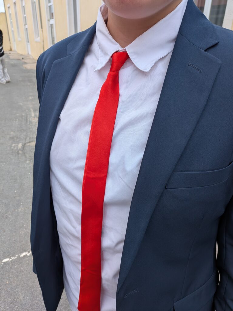 Chic et choc : costume élégant et cravate rouge