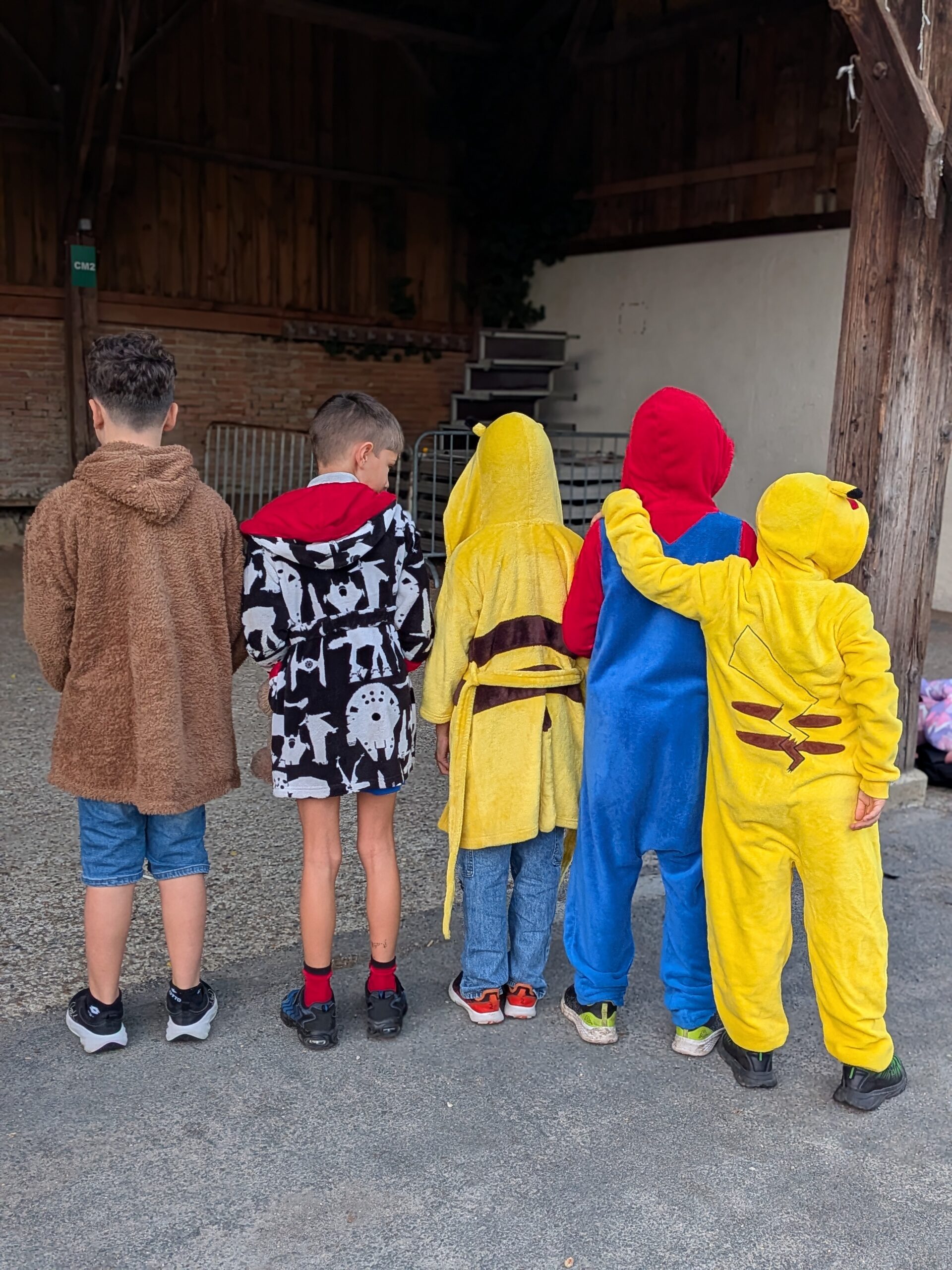 Journée pyjama : un groupe d’élèves en pyjamas et combinaisons, de dos