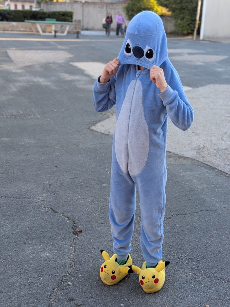 Journée pyjama : un élève en combinaison Stitch