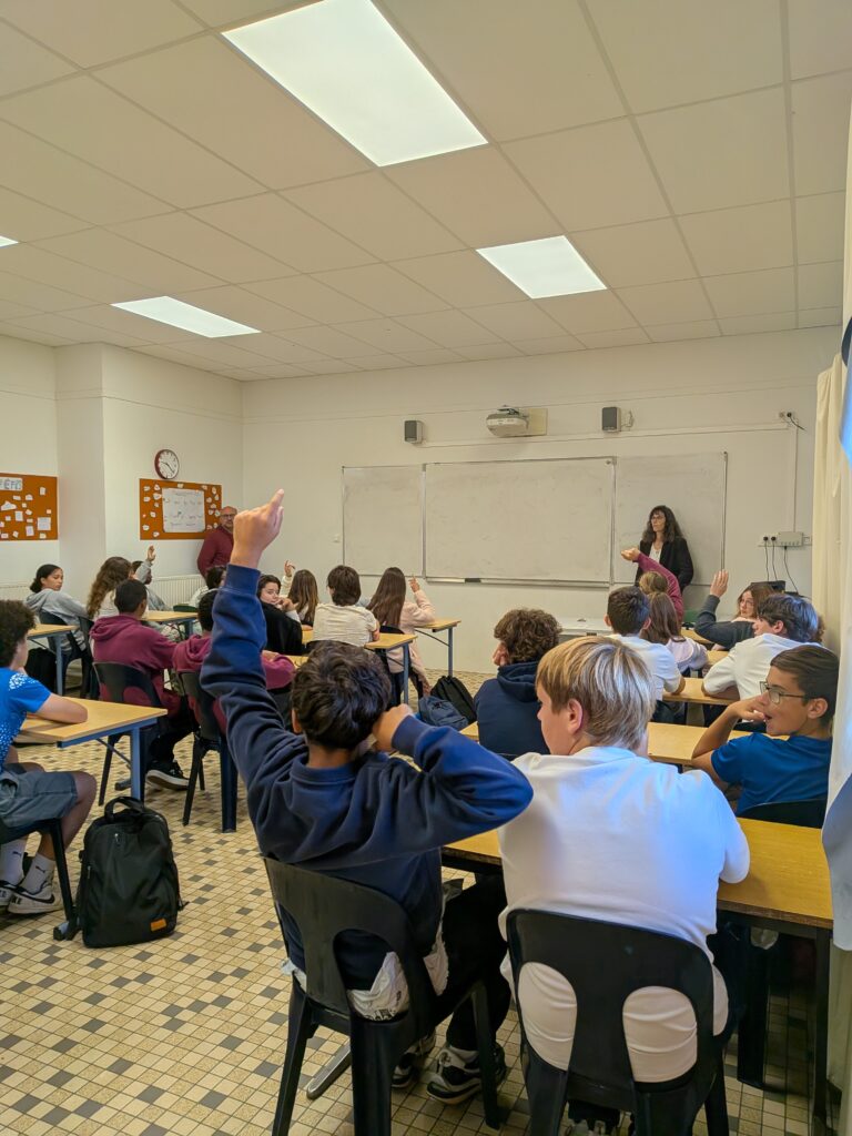 Le Dr Rachel Briones face aux élèves de 3e, en classe