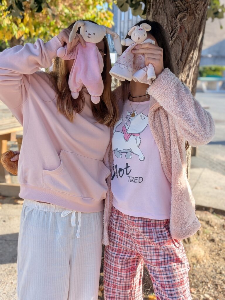 Journée pyjama : deux élèves en pyjama avec leurs doudous