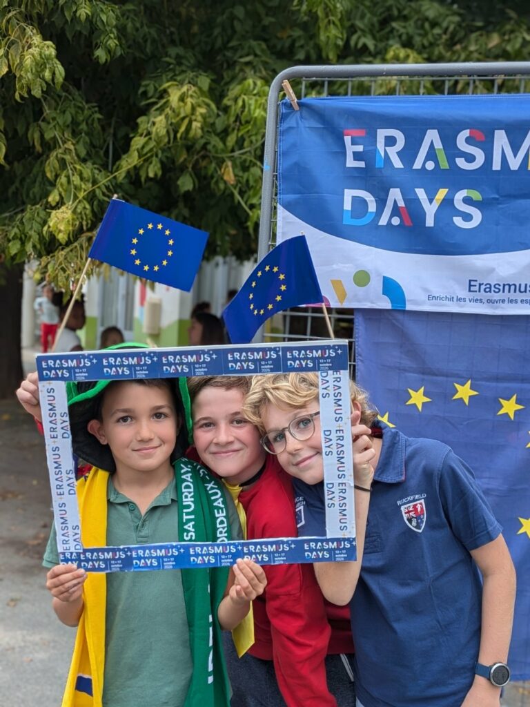 Erasmus Days : des élèves posent dans un cadre photo aux couleurs de l’Europe